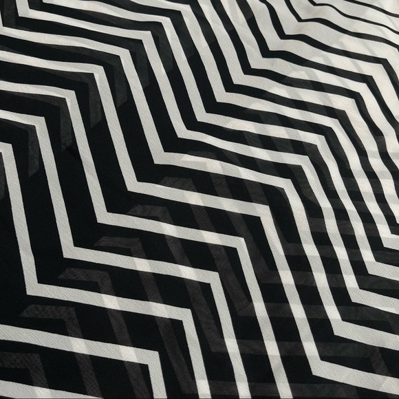 iZ Byer 📌 size small black white chevron sheer 3/4 sleeve scoop neck curved hem - Picture 8 of 16